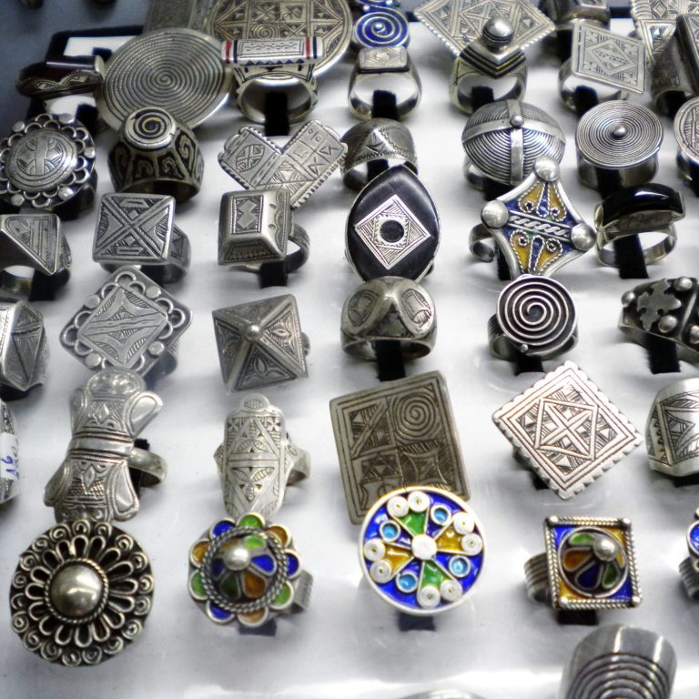 Expositor Anillos Plata y Negro Color sin trino Otoño continuado, ramas de citrino chillón sin clavel. De nuevo marchó sin trigo ni color, sin trino y sin canción se fue