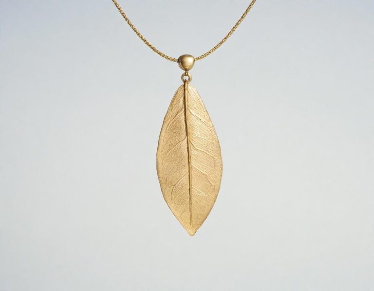 Precioso Pétalo de Oro en colgante Pétalo de Oro, como abrazado a ti, en tu cuello, pétalo de jazmín por un sueño, gentil, sutil, eterno, noble y doncel de tu deseo