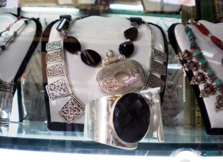 Ónice negro genuino en collares y lazos de amor Lazar, sirenas que tan penadas desean, ay caracolas rodadas! ay las niñas sin camino!, que quieren bailar en vueltas tus canillas de olivino