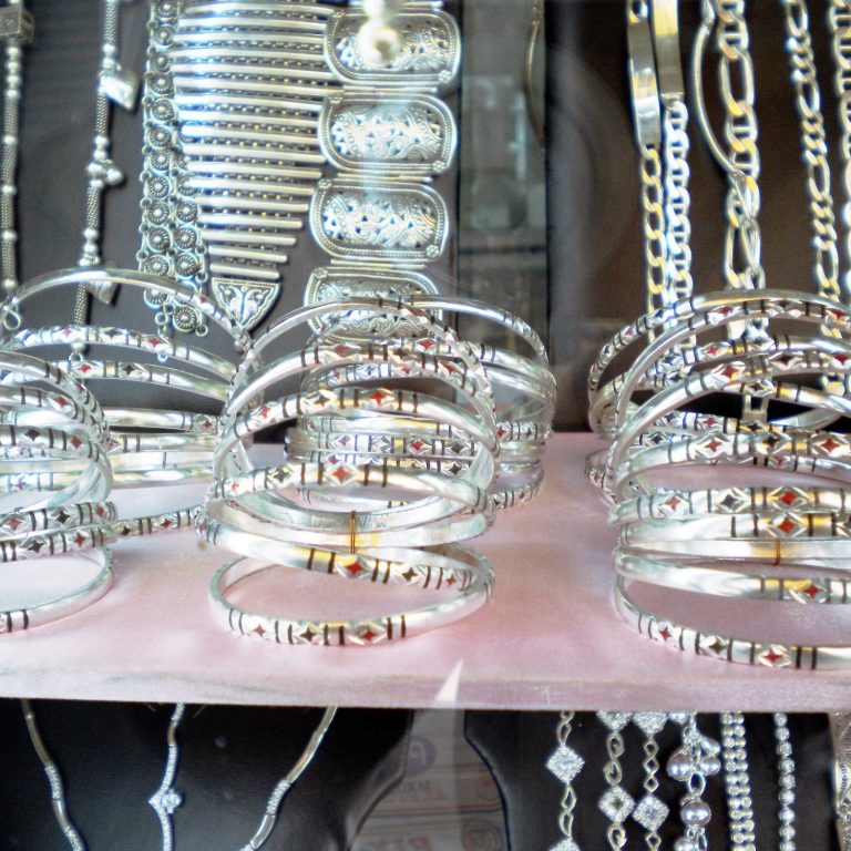 .... el metal se apila, en círculos de Luna, un minimalismo que rompe el silencio, cada línea fina es reflejo y cuna, cien aros fríos, delicado incendio .... Pulseras delicadas de Plata. Símbolo de elegancia discreta y versatilidad. Diseños modernos para uso diario y ocasiones.