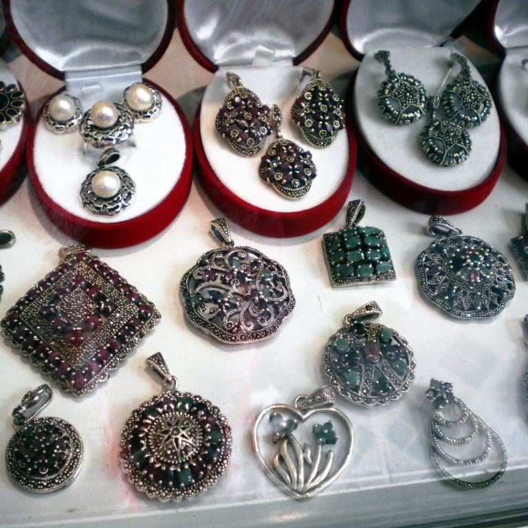 Colgantes Maximalistas y suntuosos con bellas y serenas piedras Lienzo, serenas piedras que cuarzo estremece de ensueño, hermanas de esperanza, amuletos de pulsera, bellas crisoprasas de amor sin freno