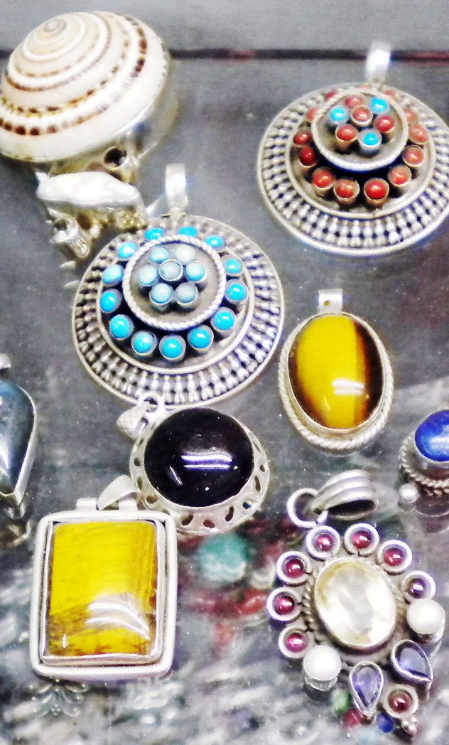 Expositor joyería artesanal: Broches y Colgantes Broche continuado, rendido al tierno zaffre que inspira tu horquillado, triunfante en calma, pulido el lienzo de un diamante avasallado