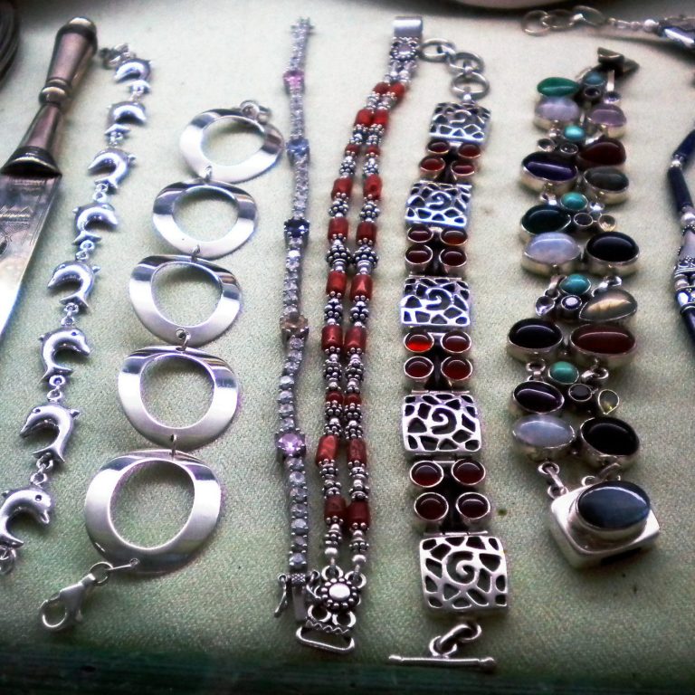 Maravillosa Joyeria Surtida Ventisca continuada, su temple alivia el éter violentado con ternura, por ventura transgredido, inerme en tu sonrisa manque arríe