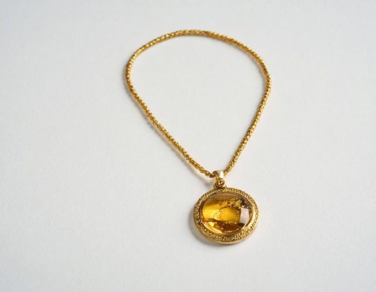 Envidiable Colgante de Cuarzo Amarillo y Oro como una mimosa Cuarzo Amarillo, que el terso arrecife en lustrina, lustre el coral ambarado, que ha varado en ti deriva, como mimosa en el prado